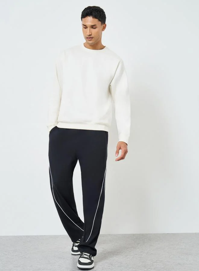 ستايلي جوغر بقصة واسعة بأطراف مفتوحة وتفاصيل شريط